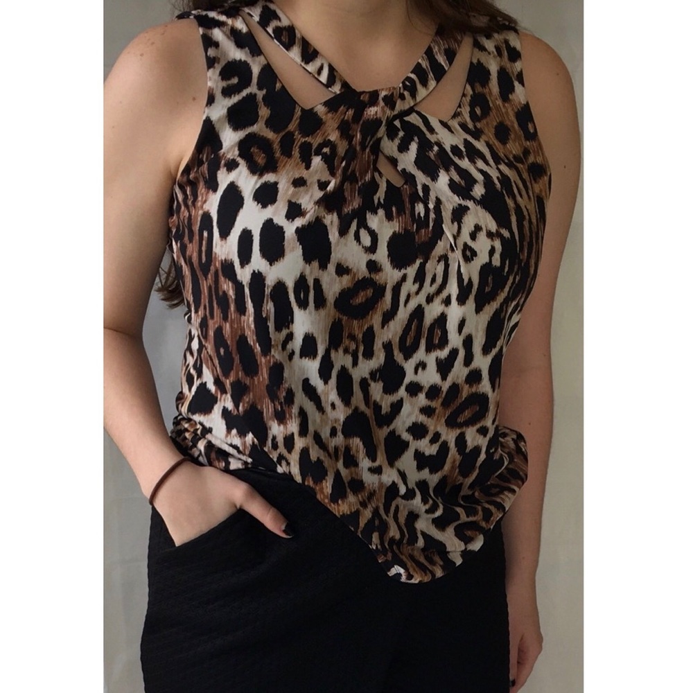 Sleeveless leopard print shirt